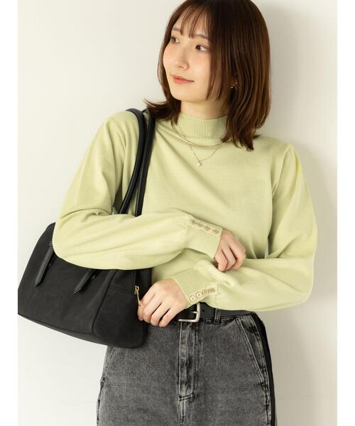 Te chichi TERRASSE（テチチテラス）の「袖口金釦ハイネックニット（ニット/セーター・レディース・オフホワイト/イエロー/ミント/チャコールグレー・F）」の4枚目の写真