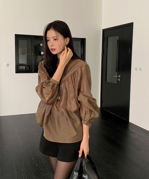LAFFMO(ラフモ)の「スタンドカラーギャザーブラウス(シャツ/ブラウス・レディース・ブラウン/ブラック・F)」の22枚目の写真