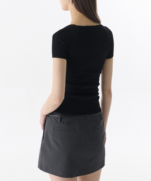MUSINSA STANDARD WOMAN（ムシンサスタンダードウーマン）の「ウィメンズスリムハートネック半袖ニット[ブラック]（ニット/セーター・レディース・その他・S/M/L）」の2枚目の写真