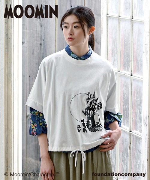 SUPER HAKKA（スーパーハッカ）の「「ムーミンやしき」プリント裾ドロストTシャツ（Tシャツ/カットソー・レディース・オフホワイト/ネイビー/ライトグリーン・FREE）」の2枚目の写真