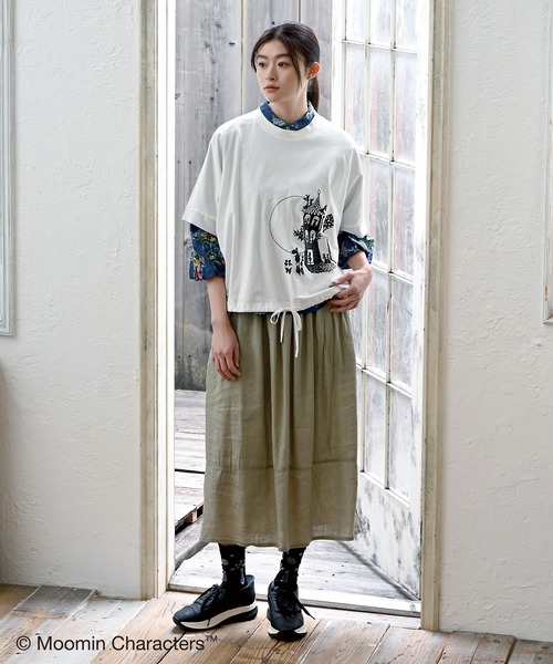 SUPER HAKKA（スーパーハッカ）の「「ムーミンやしき」プリント裾ドロストTシャツ（Tシャツ/カットソー・レディース・オフホワイト/ネイビー/ライトグリーン・FREE）」の18枚目の写真