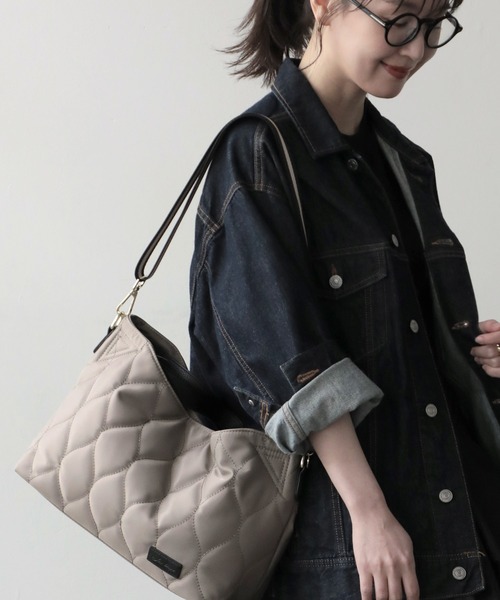 LIZDAYS（リズデイズ）の「【500mlペットボトル収納可／撥水】2WAYナイロントートバッグ（トートバッグ・レディース・スモーキーグリーン系/ブラック/カーキ/ナチュラル/ライトグレー/モスグリーン/ブラック系1/ネイビー/ラベンダー/ダークグレー/ベージュ/ブラック×ベージュ/ベージュ×ブラック/ブルー系1・FREE）」の8枚目の写真