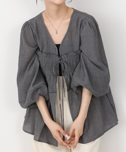 Bab(バブ)の「シャーリングリボンパフスリーブブラウス(シャツ/ブラウス・レディース・アイボリー/ピンク/グレー・M)」の2枚目の写真