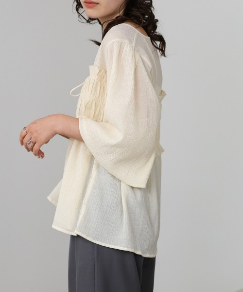 Bab(バブ)の「シャーリングリボンパフスリーブブラウス(シャツ/ブラウス・レディース・アイボリー/ピンク/グレー・M)」の9枚目の写真