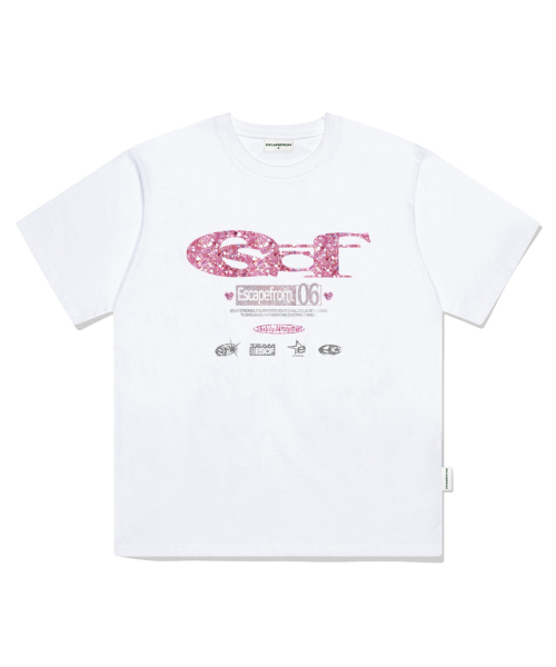 ESCAPEFROM（エスケープフロム）の「グリッター ESCF ロゴ コラージュプリント オーバーサイズ 半袖Tシャツ ホワイト（Tシャツ/カットソー・レディース・その他・SMALL/MEDIUM/LARGE）」の2枚目の写真
