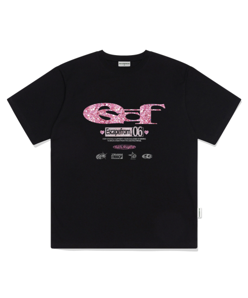 ESCAPEFROM（エスケープフロム）の「グリッター ESCF ロゴ コラージュプリント オーバーサイズ 半袖Tシャツ ホワイト（Tシャツ/カットソー・レディース・その他・SMALL/MEDIUM/LARGE）」の3枚目の写真