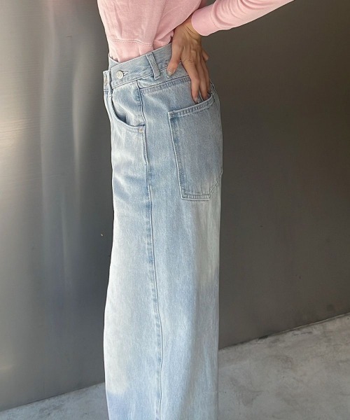 Human 2nd Occasion(ヒューマンセカンドオケージョン)の「フロントクロスデザイン デニム カーブパンツ(デニムパンツ・レディース・ライトブルーグレー/ブルー・M/S)」の4枚目の写真