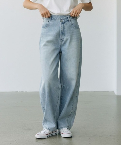Human 2nd Occasion(ヒューマンセカンドオケージョン)の「フロントクロスデザイン デニム カーブパンツ(デニムパンツ・レディース・ライトブルーグレー/ブルー・M/S)」の12枚目の写真