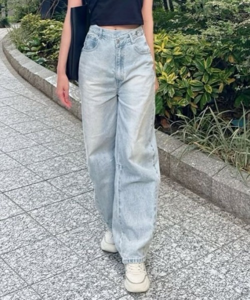 Human 2nd Occasion(ヒューマンセカンドオケージョン)の「フロントクロスデザイン デニム カーブパンツ(デニムパンツ・レディース・ライトブルーグレー/ブルー・M/S)」の15枚目の写真