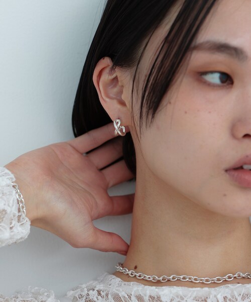 COCOSHNIK ONKITSCH(ココシュニックオンキッチュ)の「シルバー スモールフープ クロスループピアス(ピアス(両耳用)・レディース・クリア・00)」の4枚目の写真