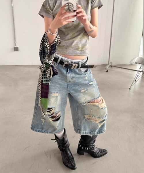 AVYL(アヴィル)の「デニムバミューダパンツ/ダメージハーフパンツ(デニムパンツ・レディース・サックスブルー・S/M/L)」の3枚目の写真