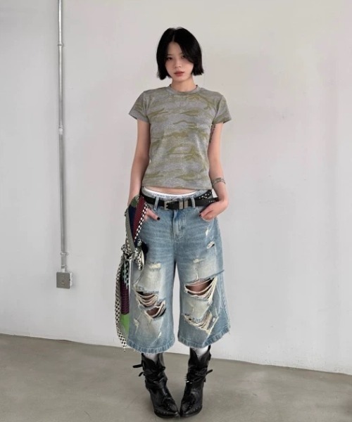 AVYL(アヴィル)の「デニムバミューダパンツ/ダメージハーフパンツ(デニムパンツ・レディース・サックスブルー・S/M/L)」の2枚目の写真