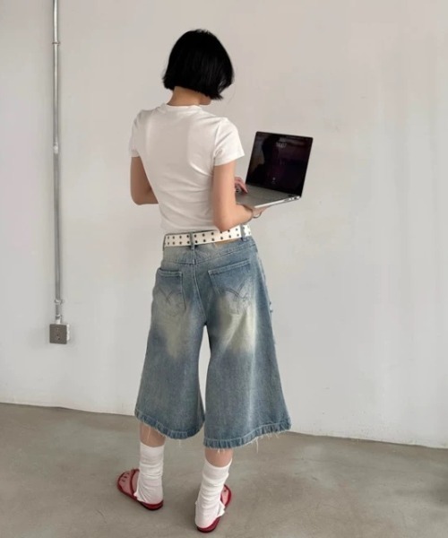 AVYL(アヴィル)の「デニムバミューダパンツ/ダメージハーフパンツ(デニムパンツ・レディース・サックスブルー・S/M/L)」の4枚目の写真