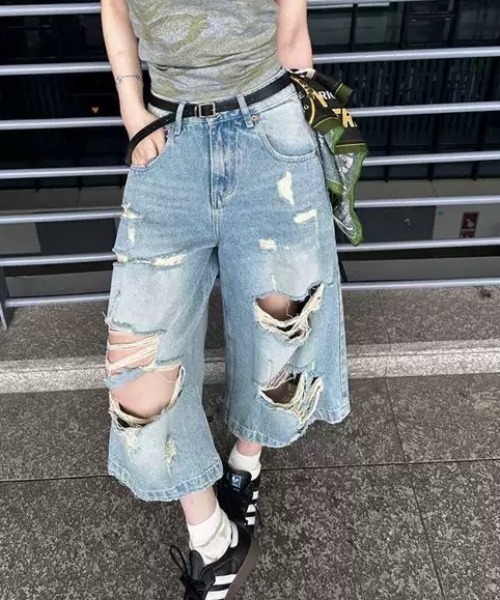 AVYL(アヴィル)の「デニムバミューダパンツ/ダメージハーフパンツ(デニムパンツ・レディース・サックスブルー・S/M/L)」の14枚目の写真