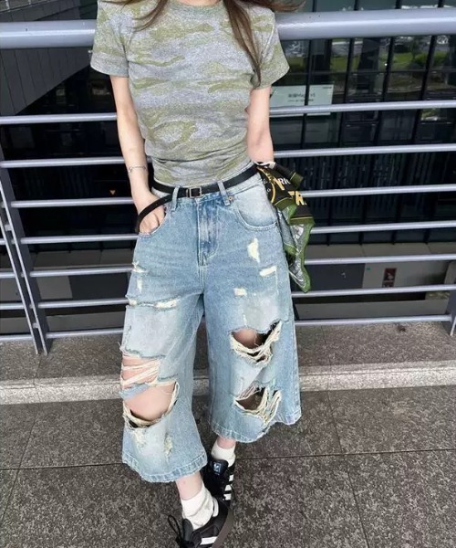 AVYL(アヴィル)の「デニムバミューダパンツ/ダメージハーフパンツ(デニムパンツ・レディース・サックスブルー・S/M/L)」の5枚目の写真