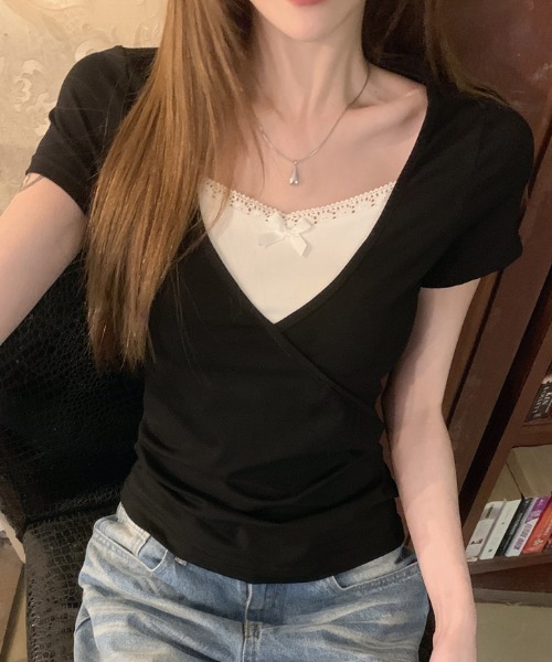 AMAJI(アマジ)の「配色 Vネック レース切替 半袖Tシャツ(Tシャツ/カットソー・レディース・ブラック・SMALL/MEDIUM/LARGE/X-LARGE)」の3枚目の写真