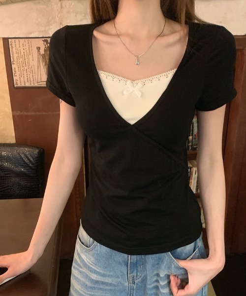 AMAJI(アマジ)の「配色 Vネック レース切替 半袖Tシャツ(Tシャツ/カットソー・レディース・ブラック・SMALL/MEDIUM/LARGE/X-LARGE)」の2枚目の写真