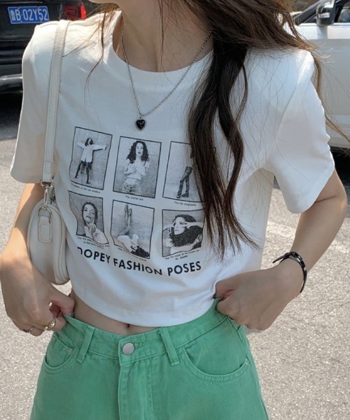 Lips(リップス)の「フォトフレーム風プリントが目を惹く♪コンパクトシルエットでスタイルアップも叶う旬顔Tシャツ(Tシャツ/カットソー・レディース・グレー/ブラック/ホワイト・FREE)」の1枚目の写真