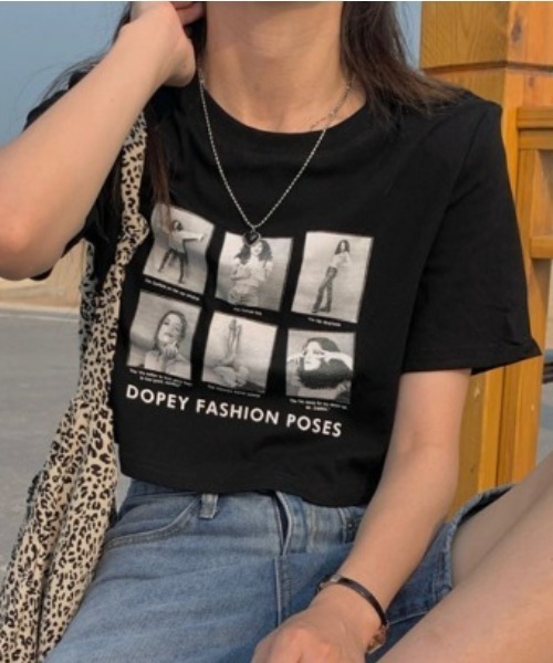 Lips(リップス)の「フォトフレーム風プリントが目を惹く♪コンパクトシルエットでスタイルアップも叶う旬顔Tシャツ(Tシャツ/カットソー・レディース・グレー/ブラック/ホワイト・FREE)」の2枚目の写真