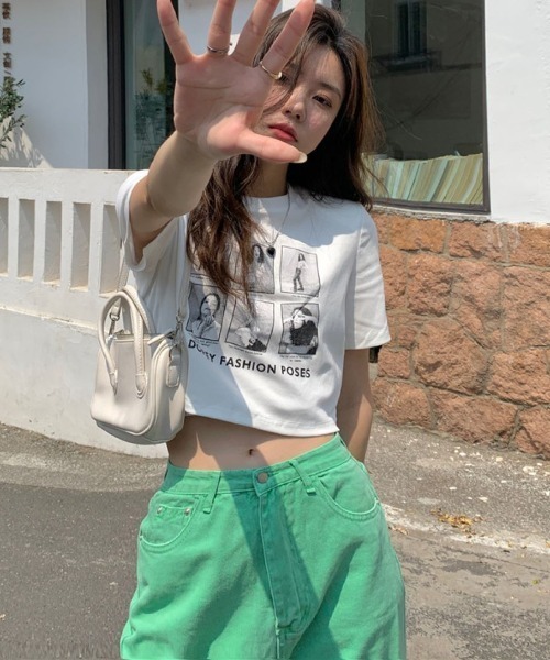 Lips(リップス)の「フォトフレーム風プリントが目を惹く♪コンパクトシルエットでスタイルアップも叶う旬顔Tシャツ(Tシャツ/カットソー・レディース・グレー/ブラック/ホワイト・FREE)」の9枚目の写真