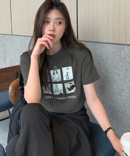 Lips(リップス)の「フォトフレーム風プリントが目を惹く♪コンパクトシルエットでスタイルアップも叶う旬顔Tシャツ(Tシャツ/カットソー・レディース・グレー/ブラック/ホワイト・FREE)」の5枚目の写真