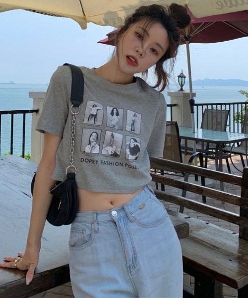 Lips(リップス)の「フォトフレーム風プリントが目を惹く♪コンパクトシルエットでスタイルアップも叶う旬顔Tシャツ(Tシャツ/カットソー・レディース・グレー/ブラック/ホワイト・FREE)」の6枚目の写真
