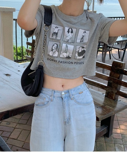 Lips(リップス)の「フォトフレーム風プリントが目を惹く♪コンパクトシルエットでスタイルアップも叶う旬顔Tシャツ(Tシャツ/カットソー・レディース・グレー/ブラック/ホワイト・FREE)」の7枚目の写真