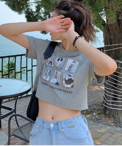 Lips(リップス)の「フォトフレーム風プリントが目を惹く♪コンパクトシルエットでスタイルアップも叶う旬顔Tシャツ(Tシャツ/カットソー・レディース・グレー/ブラック/ホワイト・FREE)」の8枚目の写真