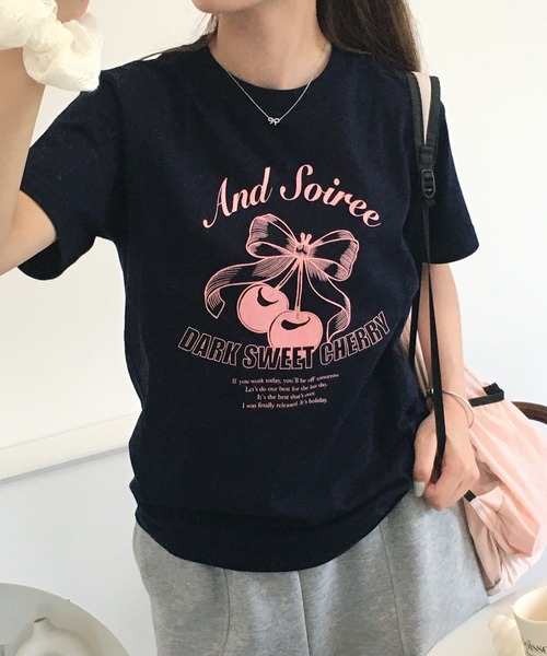 ＆soiree（アンドソワレ）の「&soiree 【シルエット選べる2サイズ】レトロチェリーTシャツ 半袖（Tシャツ/カットソー・レディース・ホワイト/ライトベージュ/ネイビー・M/F）」の3枚目の写真