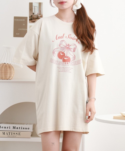 ＆soiree（アンドソワレ）の「&soiree 【シルエット選べる2サイズ】レトロチェリーTシャツ 半袖（Tシャツ/カットソー・レディース・ホワイト/ライトベージュ/ネイビー・M/F）」の2枚目の写真