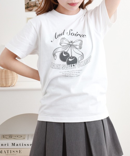 ＆soiree（アンドソワレ）の「&soiree 【シルエット選べる2サイズ】レトロチェリーTシャツ 半袖（Tシャツ/カットソー・レディース・ホワイト/ライトベージュ/ネイビー・M/F）」の4枚目の写真
