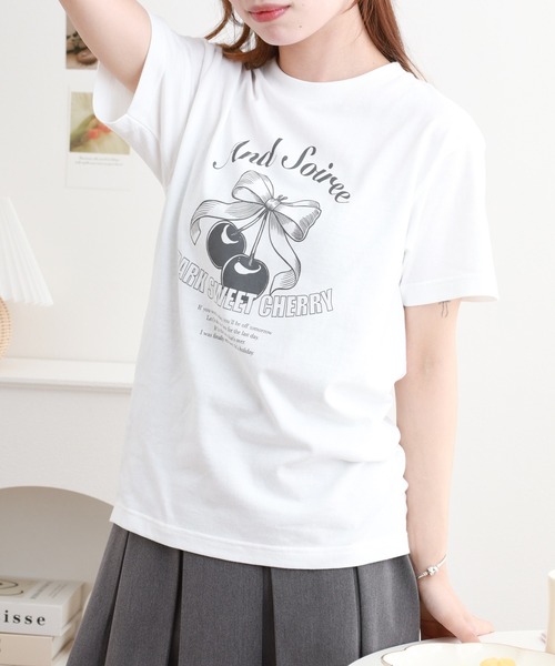 ＆soiree（アンドソワレ）の「&soiree 【シルエット選べる2サイズ】レトロチェリーTシャツ 半袖（Tシャツ/カットソー・レディース・ホワイト/ライトベージュ/ネイビー・M/F）」の5枚目の写真