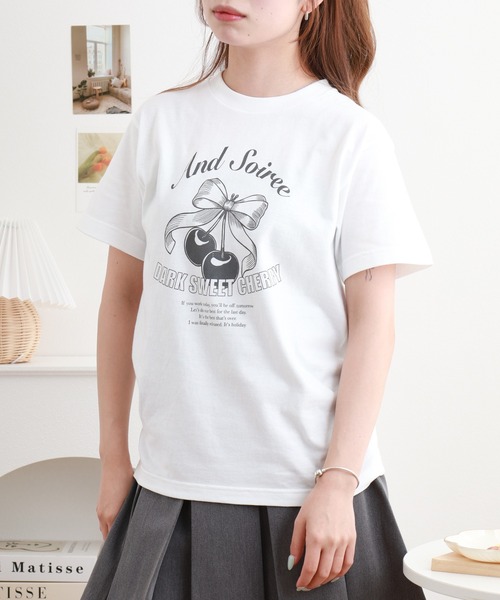 ＆soiree（アンドソワレ）の「&soiree 【シルエット選べる2サイズ】レトロチェリーTシャツ 半袖（Tシャツ/カットソー・レディース・ホワイト/ライトベージュ/ネイビー・M/F）」の6枚目の写真