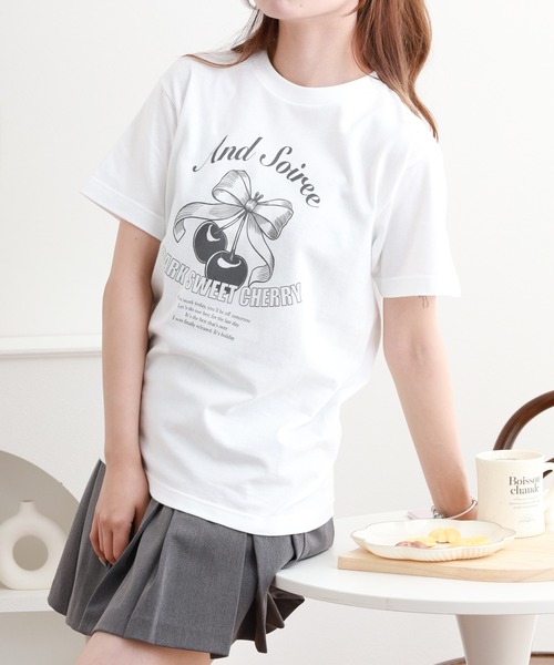 ＆soiree（アンドソワレ）の「&soiree 【シルエット選べる2サイズ】レトロチェリーTシャツ 半袖（Tシャツ/カットソー・レディース・ホワイト/ライトベージュ/ネイビー・M/F）」の7枚目の写真