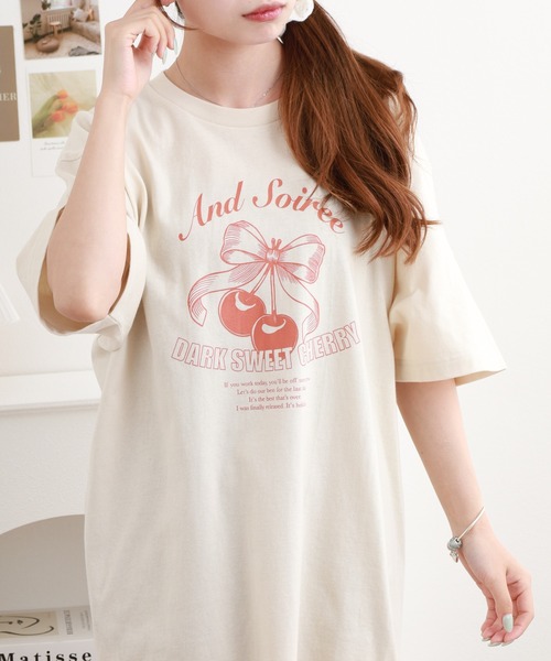 ＆soiree（アンドソワレ）の「&soiree 【シルエット選べる2サイズ】レトロチェリーTシャツ 半袖（Tシャツ/カットソー・レディース・ホワイト/ライトベージュ/ネイビー・M/F）」の10枚目の写真