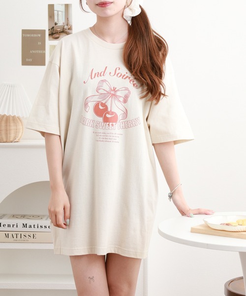 ＆soiree（アンドソワレ）の「&soiree 【シルエット選べる2サイズ】レトロチェリーTシャツ 半袖（Tシャツ/カットソー・レディース・ホワイト/ライトベージュ/ネイビー・M/F）」の12枚目の写真