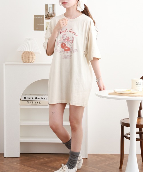 ＆soiree（アンドソワレ）の「&soiree 【シルエット選べる2サイズ】レトロチェリーTシャツ 半袖（Tシャツ/カットソー・レディース・ホワイト/ライトベージュ/ネイビー・M/F）」の17枚目の写真