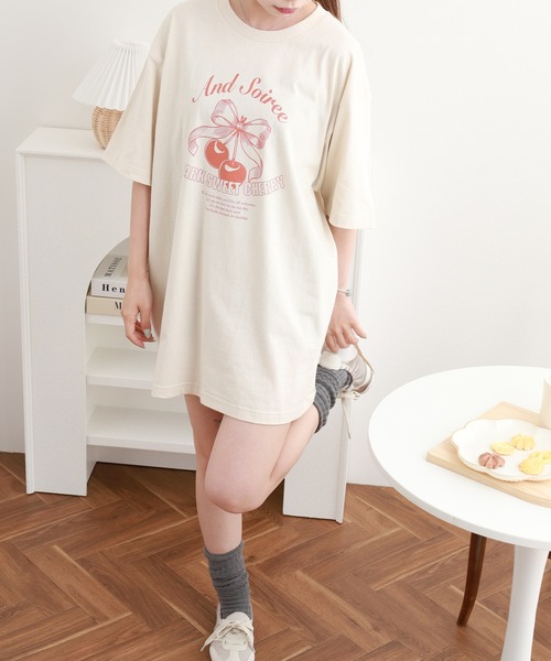 ＆soiree（アンドソワレ）の「&soiree 【シルエット選べる2サイズ】レトロチェリーTシャツ 半袖（Tシャツ/カットソー・レディース・ホワイト/ライトベージュ/ネイビー・M/F）」の13枚目の写真