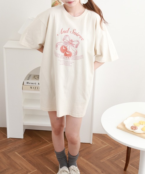 ＆soiree（アンドソワレ）の「&soiree 【シルエット選べる2サイズ】レトロチェリーTシャツ 半袖（Tシャツ/カットソー・レディース・ホワイト/ライトベージュ/ネイビー・M/F）」の14枚目の写真