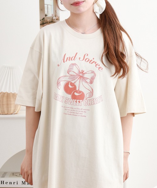 ＆soiree（アンドソワレ）の「&soiree 【シルエット選べる2サイズ】レトロチェリーTシャツ 半袖（Tシャツ/カットソー・レディース・ホワイト/ライトベージュ/ネイビー・M/F）」の11枚目の写真