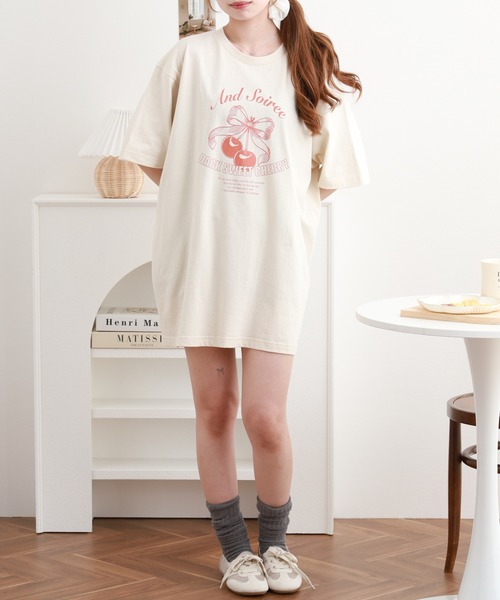 ＆soiree（アンドソワレ）の「&soiree 【シルエット選べる2サイズ】レトロチェリーTシャツ 半袖（Tシャツ/カットソー・レディース・ホワイト/ライトベージュ/ネイビー・M/F）」の15枚目の写真