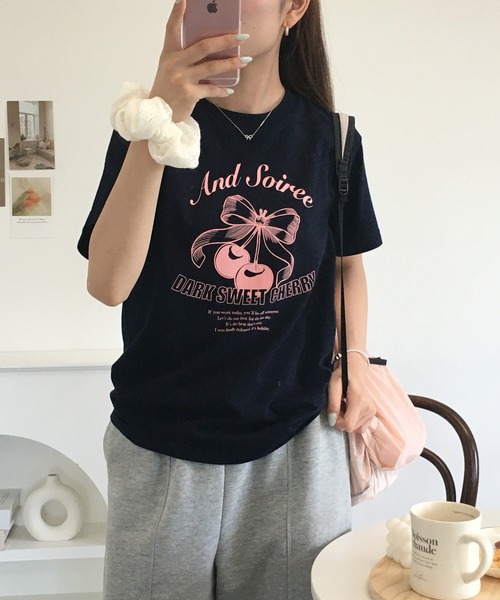 ＆soiree（アンドソワレ）の「&soiree 【シルエット選べる2サイズ】レトロチェリーTシャツ 半袖（Tシャツ/カットソー・レディース・ホワイト/ライトベージュ/ネイビー・M/F）」の18枚目の写真