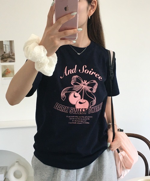 ＆soiree（アンドソワレ）の「&soiree 【シルエット選べる2サイズ】レトロチェリーTシャツ 半袖（Tシャツ/カットソー・レディース・ホワイト/ライトベージュ/ネイビー・M/F）」の19枚目の写真