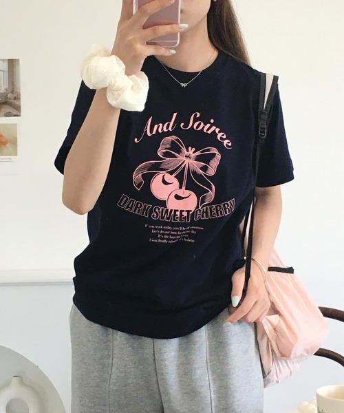 ＆soiree（アンドソワレ）の「&soiree 【シルエット選べる2サイズ】レトロチェリーTシャツ 半袖（Tシャツ/カットソー・レディース・ホワイト/ライトベージュ/ネイビー・M/F）」の20枚目の写真