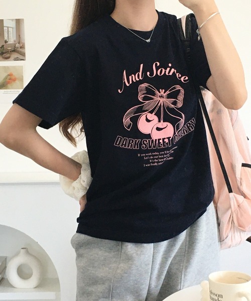 ＆soiree（アンドソワレ）の「&soiree 【シルエット選べる2サイズ】レトロチェリーTシャツ 半袖（Tシャツ/カットソー・レディース・ホワイト/ライトベージュ/ネイビー・M/F）」の21枚目の写真