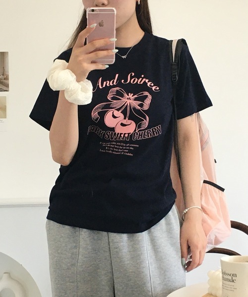 ＆soiree（アンドソワレ）の「&soiree 【シルエット選べる2サイズ】レトロチェリーTシャツ 半袖（Tシャツ/カットソー・レディース・ホワイト/ライトベージュ/ネイビー・M/F）」の22枚目の写真