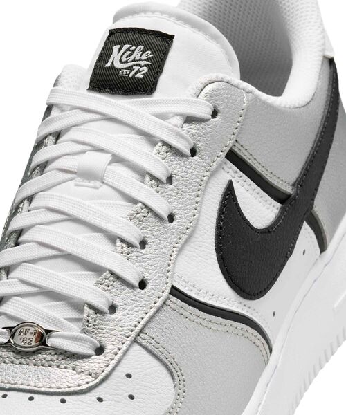 NIKE（ナイキ）の「ナイキ エア フォース 1 ‘07 LV8 メンズシューズ / Nike Air Force 1 '07 LV8  Men's Shoes IM5752-001 Metallic Silver（スニーカー・メンズ・シルバー・28/29.5/29/28.5/27.5/26/25.5/25/27/26.5/30/24/24.5）」の3枚目の写真