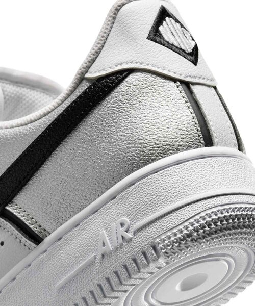 NIKE（ナイキ）の「ナイキ エア フォース 1 ‘07 LV8 メンズシューズ / Nike Air Force 1 '07 LV8  Men's Shoes IM5752-001 Metallic Silver（スニーカー・メンズ・シルバー・28/29.5/29/28.5/27.5/26/25.5/25/27/26.5/30/24/24.5）」の2枚目の写真