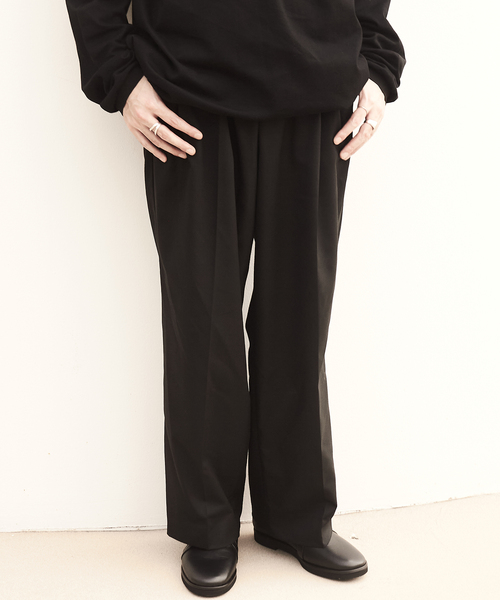 WISM(ウィズム)の「WISM ORIGINAL PRODUCT / ウィズムオリジナルプロダクト TWO TUCK HW TROUSERS(その他パンツ・メンズ・ブラック/ネイビー・MEDIUM/LARGE)」の1枚目の写真