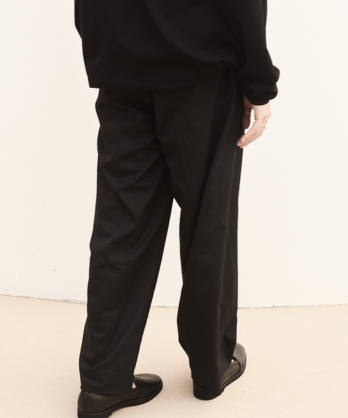 WISM(ウィズム)の「WISM ORIGINAL PRODUCT / ウィズムオリジナルプロダクト TWO TUCK HW TROUSERS(その他パンツ・メンズ・ブラック/ネイビー・MEDIUM/LARGE)」の5枚目の写真